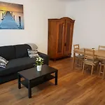 Excellent 2 Bed Apartment 12 Mins From Center